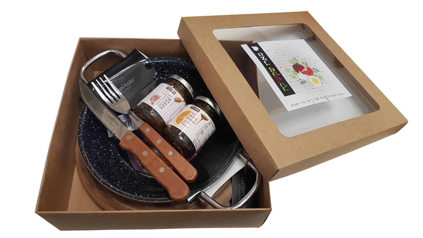 מחבת שקשוקה על מגש עץ