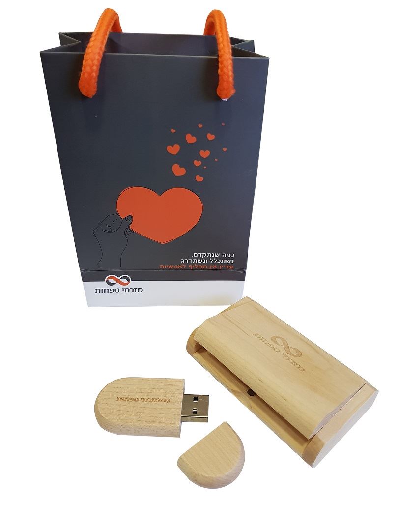 USB במארז מעץ